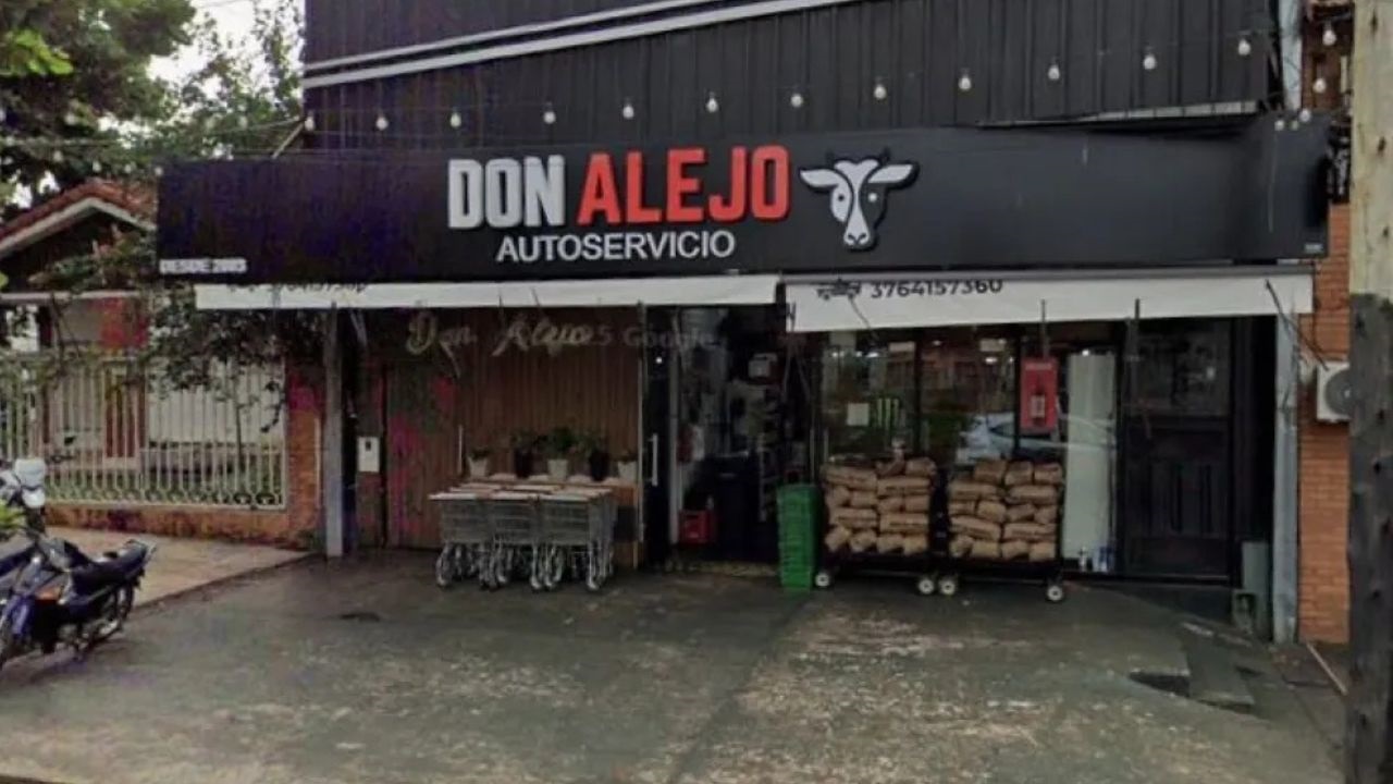 Alejandro Alonso, propietario del autoservicio afectado por el robo de cerca de $30 millones se refirió a lo ocurrido en su comercio. En el lugar desconocidos forzaron una reja, cortaron las alarmas y cámaras del comercio y accedieron a una caja fuerte. La Policía analiza registros fílmicos de la zona para intentar identificar a los delincuentes.