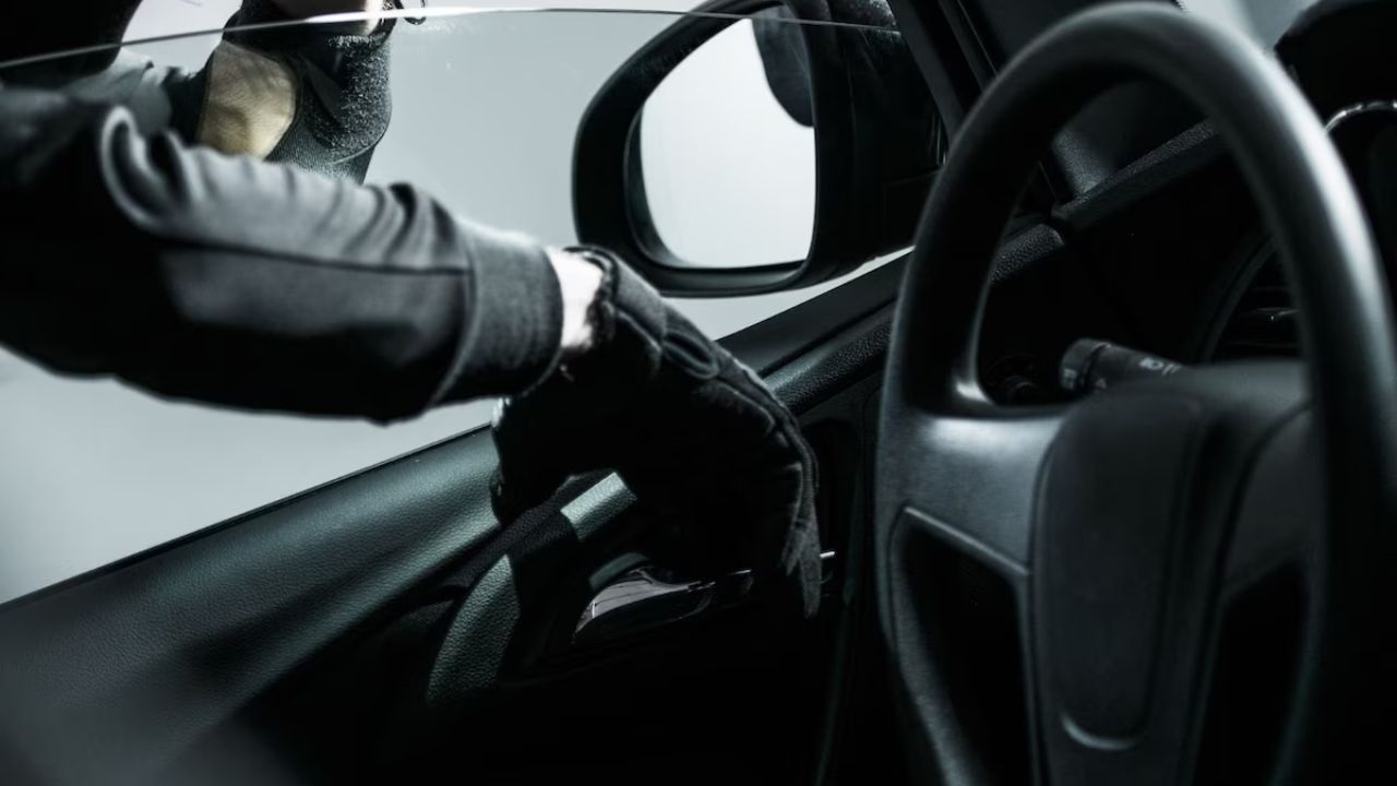 El fiscal del caso Andrés Azar y el asistente letrado Emilio Briguglio formularon cargos hoy a una mujer por haber denunciado falsamente el robo de su camioneta en la ciudad de Neuquén.