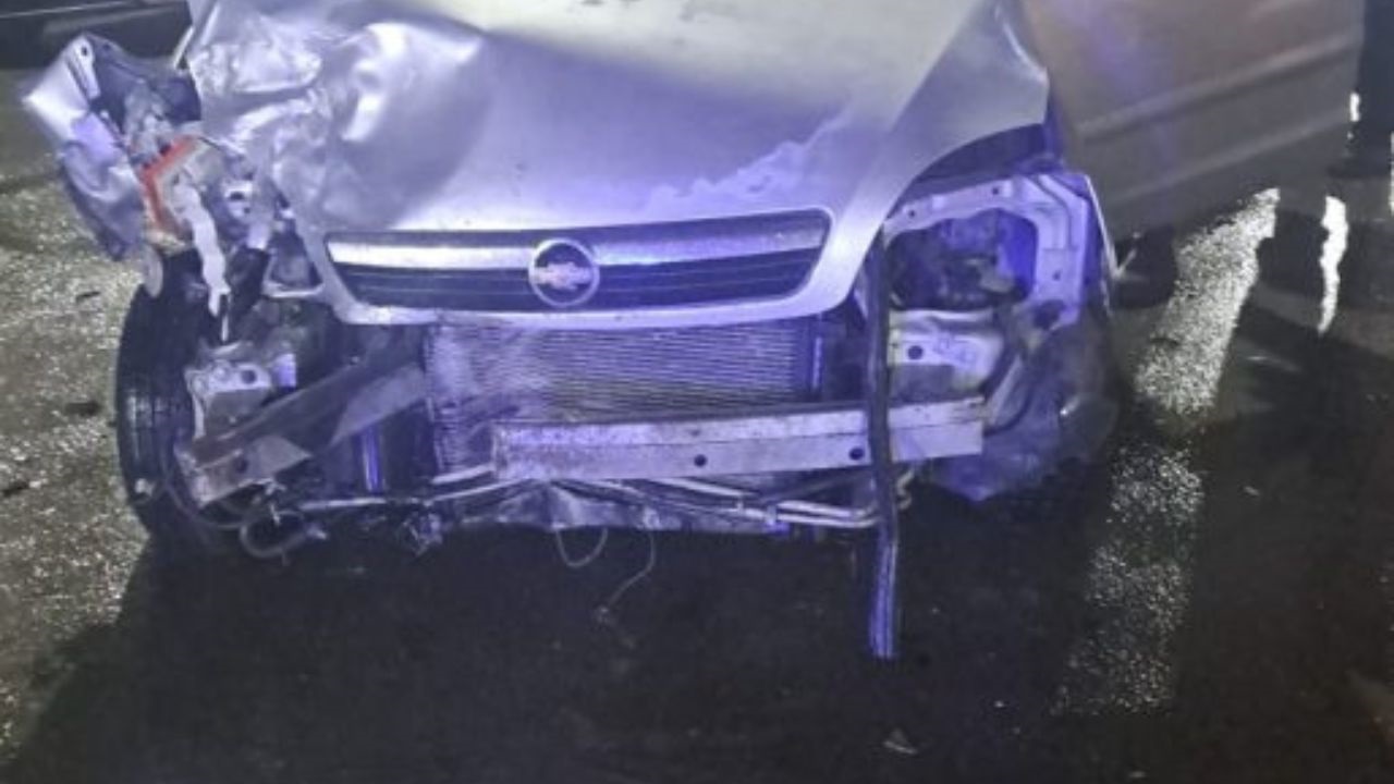 El siniestro ocurrió durante la madrugada sobre calle Alem. No hubo personas lesionadas y el conductor además circulaba sin licencia ni seguro obligatorio.