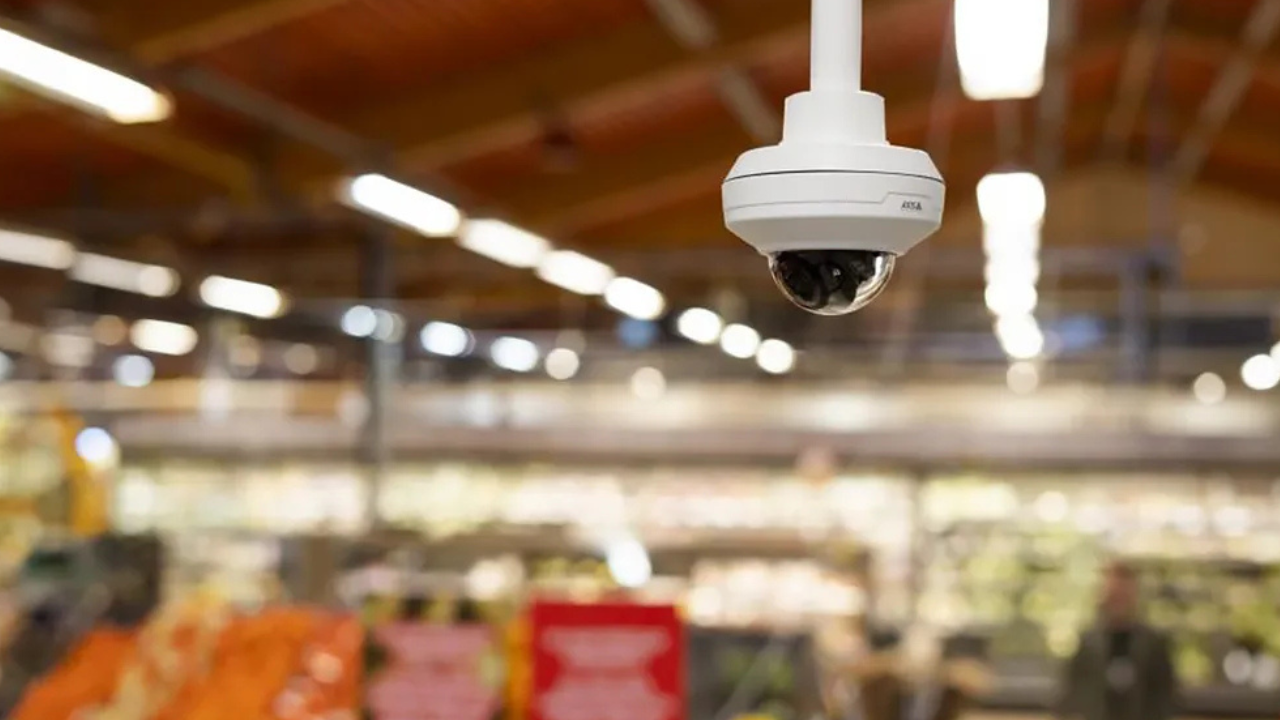 Un empleado del comercio tomó las grabaciones de las cámaras de seguridad y las publicó en las redes, donde tuvo miles de visualizaciones. La víctima, que perdió el control de su cuerpo cuando intentaba pagar, inició acciones legales.