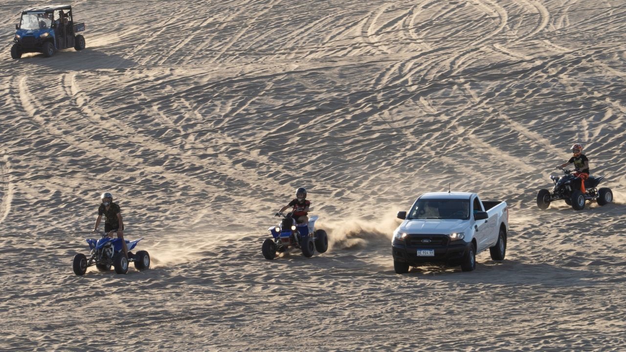 Un fallo del Juzgado Civil y Comercial N° 4 de Dolores ha generado un fuerte impacto en Pinamar al ordenar la suspensión inmediata de toda actividad motora en la zona de médanos conocida como "La Frontera". La resolución, dictada bajo la figura de una medida cautelar innovativa, prohíbe expresamente las pruebas de destreza, competencias, desafíos, carreras y toda maniobra temeraria con vehículos 4x4, UTV, cuatriciclos y motos en el sector, incluso en terrenos de titularidad privada.