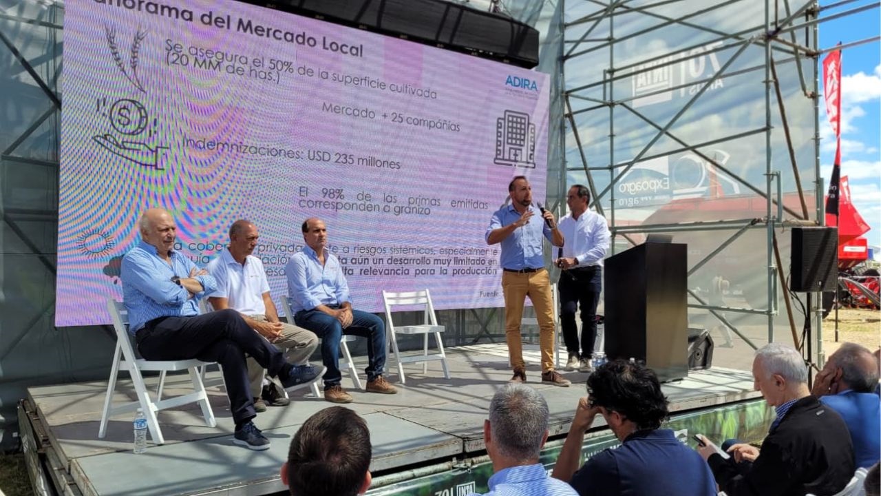 Funcionarios, referentes del mercado asegurador y actores de la cadena agroindustrial analizaron cómo fortalecer la gestión del riesgo climático y ampliar las herramientas de cobertura para el agro.