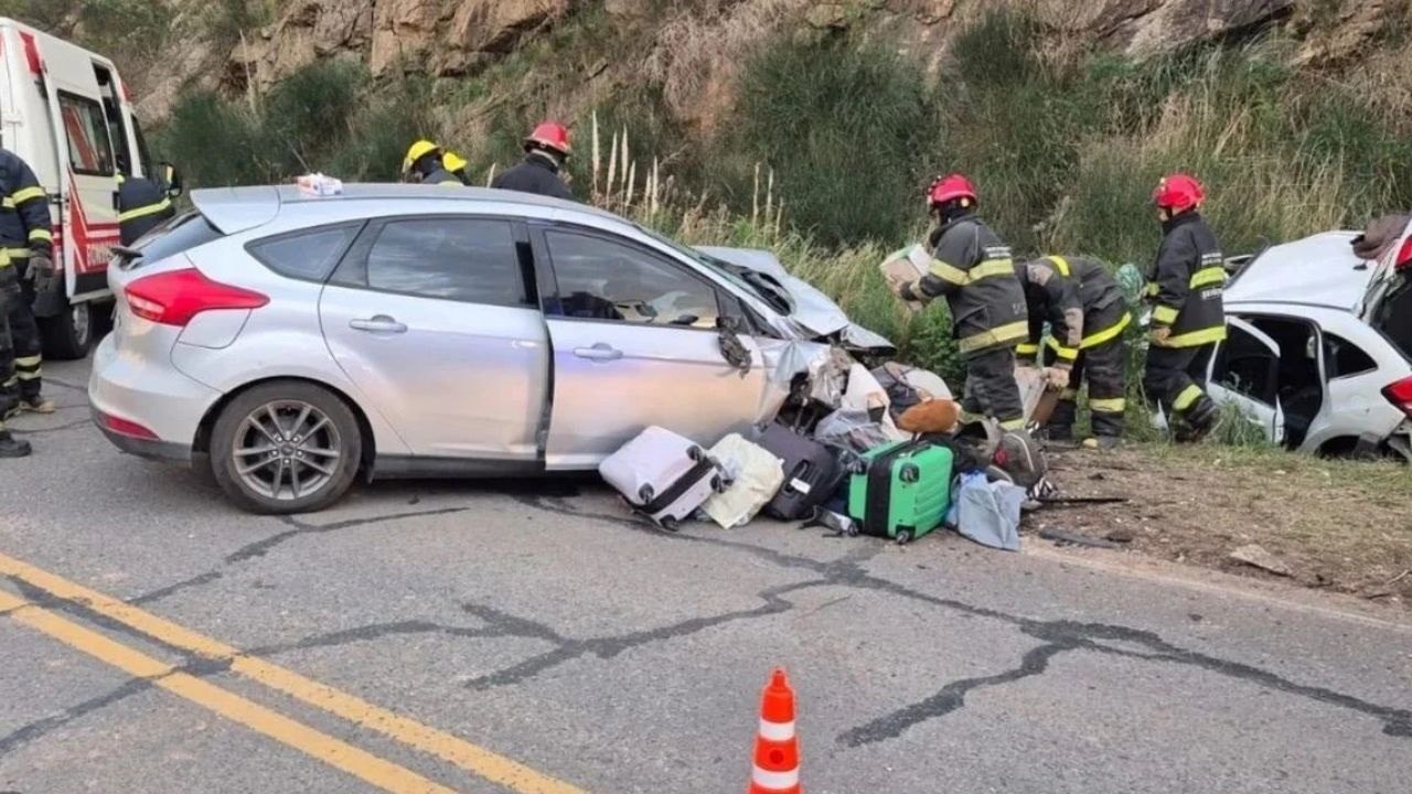 El siniestro ocurrió durante la mañana del domingo en un tramo serrano con alto tránsito, donde dos vehículos colisionaron y provocaron un dramático operativo de emergencia.