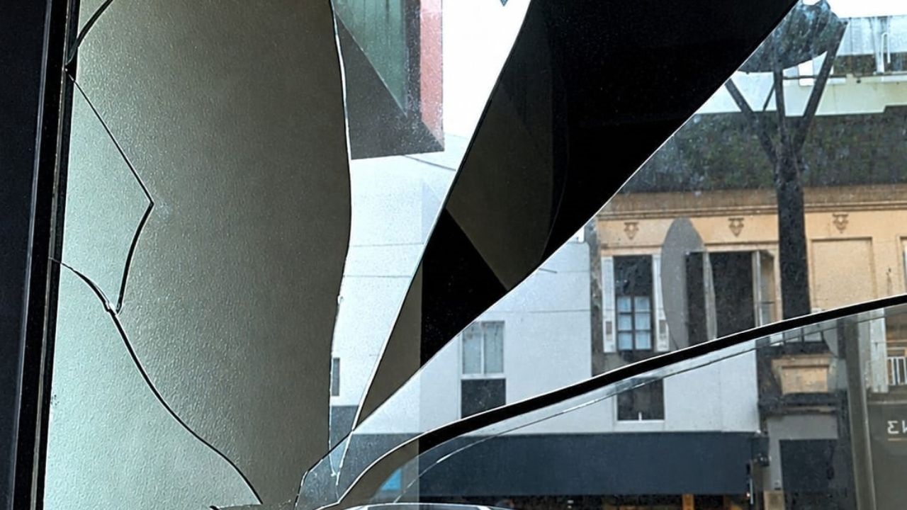 En 2019, un estudiante de arquitectura sufrió graves heridas cuando se rompió un paño de vidrio de la entrada principal mientras ingresaba al edificio.