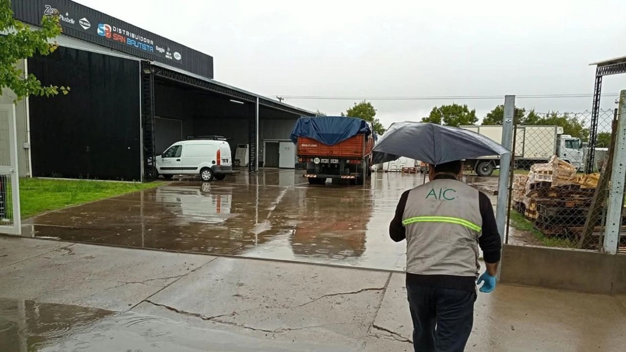 Autores desconocidos que actuaron con los rostros cubiertos ingresaron esta madrugada a una conocida empresa del medio, anularon las cámaras de videovigilancia, violentaron la caja fuerte y se llevaron una suma de dinero que oscilaría entre los 10 y los 15 millones de pesos.