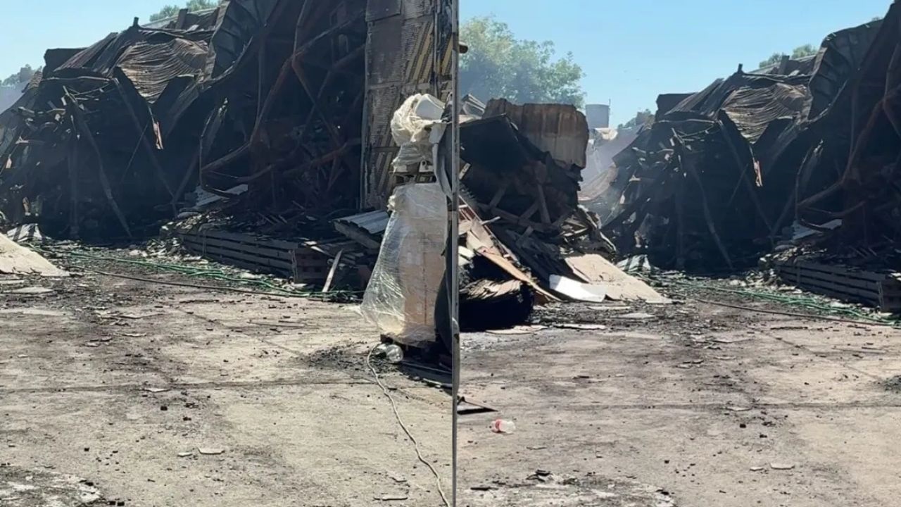 El fuego se desató el sábado por la noche y obligó a un extenso operativo de los Bomberos en Luis Guillón. Vecinos relataron daños.