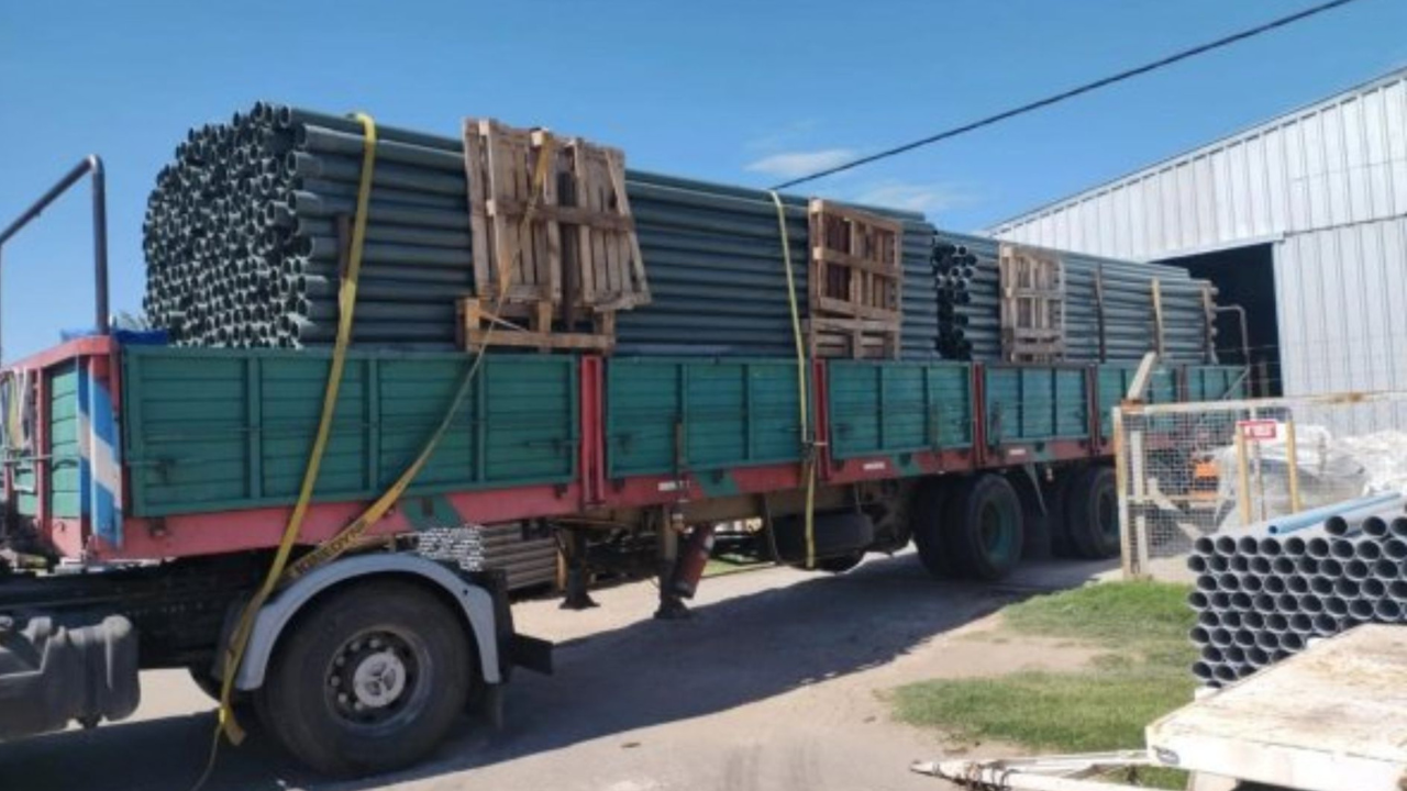 El insólito siniestro ocurrió en el departamento Banda cuando un objeto que se habría desprendido de otro camión atravesó el parabrisas de un transporte de carga.