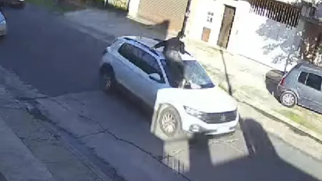 Una mujer intentó escapar luego de que un hombre le pidiera los papeles del auto tras el siniestro y terminó arriba del vehículo en una insólita secuencia. Todo quedó grabado por las cámaras de seguridad del municipio.