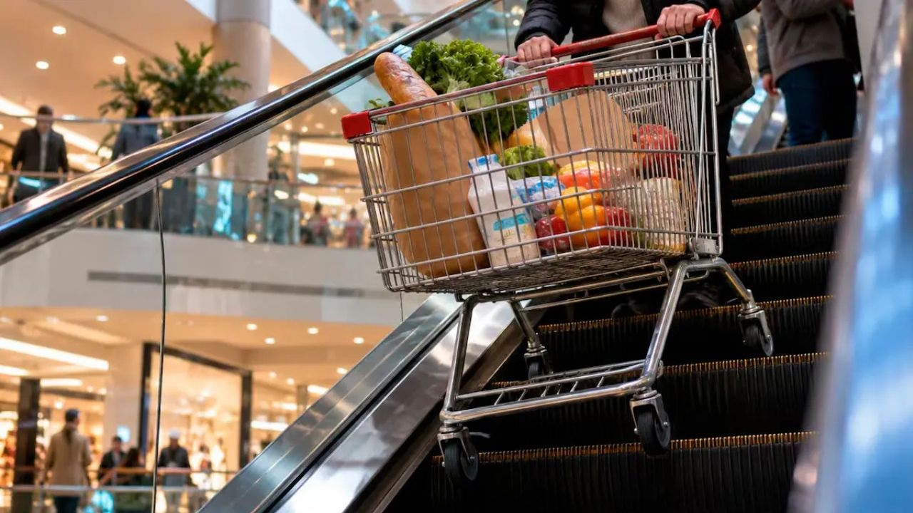La mujer sufrió heridas en ambas piernas y secuelas físicas y psicológicas permanentes. La Cámara Civil confirmó la responsabilidad del centro comercial y del hombre que llevaba el carrito, y modificó el cálculo de los intereses.