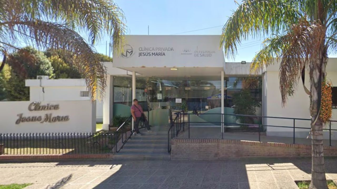 La estructura le cayó sobre el abdomen y le provocó lesiones que resultaron fatales.