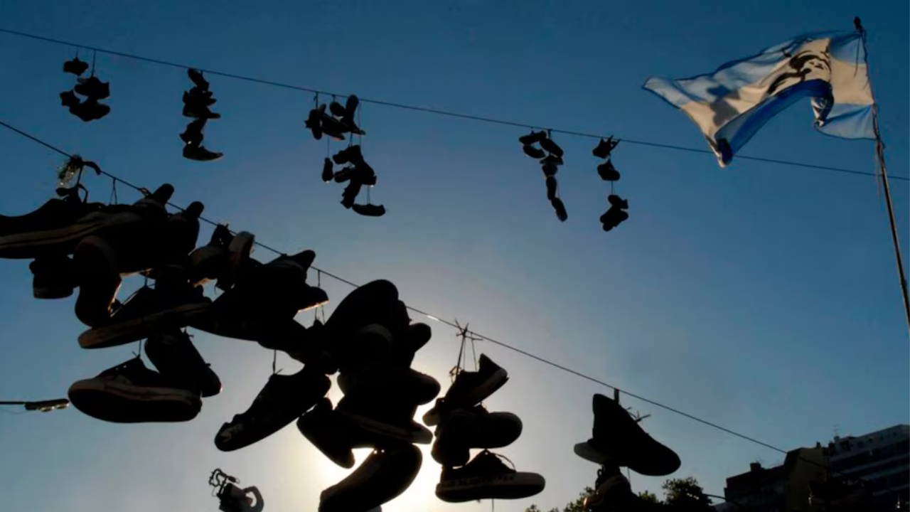 Había demandado a sus letrados luego de que su juicio contra el Estado prescribiera por caducidad de instancia. En un caso por mala praxis profesional, la Cámara Civil elevó la compensación por daño moral, al reconocer el impacto emocional de verse impedido de obtener justicia.