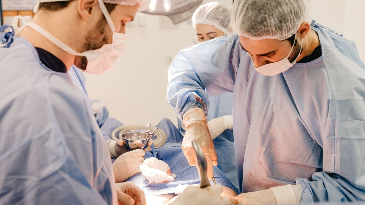 La Cámara Civil confirmó la responsabilidad de un cirujano por las secuelas cicatrizales de una abdominoplastia. La pericia médica fue determinante para distinguir las consecuencias propias de la intervención de aquellas consideradas “subóptimas”.