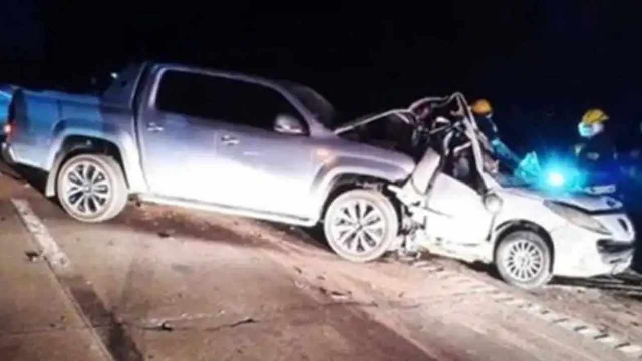 Las víctimas viajaban en un Peugeot 207 que fue impactado por una Volkswagen Amarok. El conductor de la camioneta, un joven de 28 años, quedó detenido.