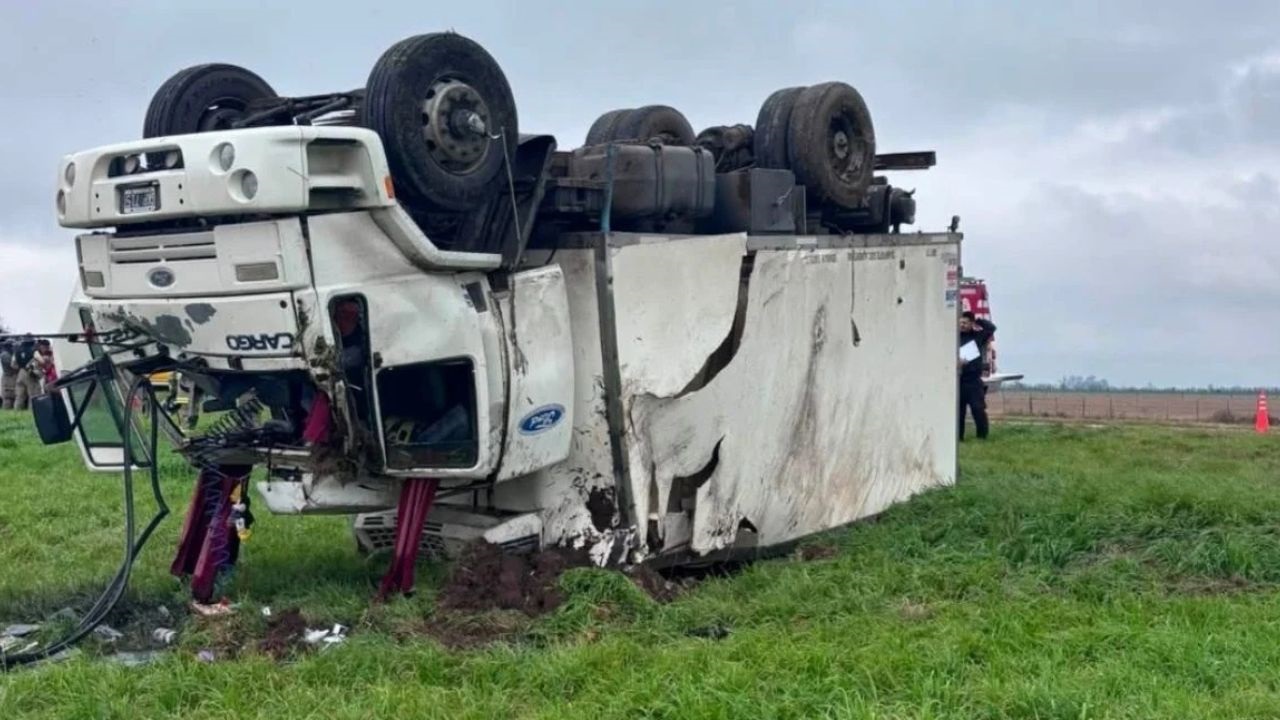 El accidente ocurrió este miércoles por la tarde, a la altura del kilómetro 88. El vuelco de un Ford Cargo también dejó a otra persona con lesiones leves.