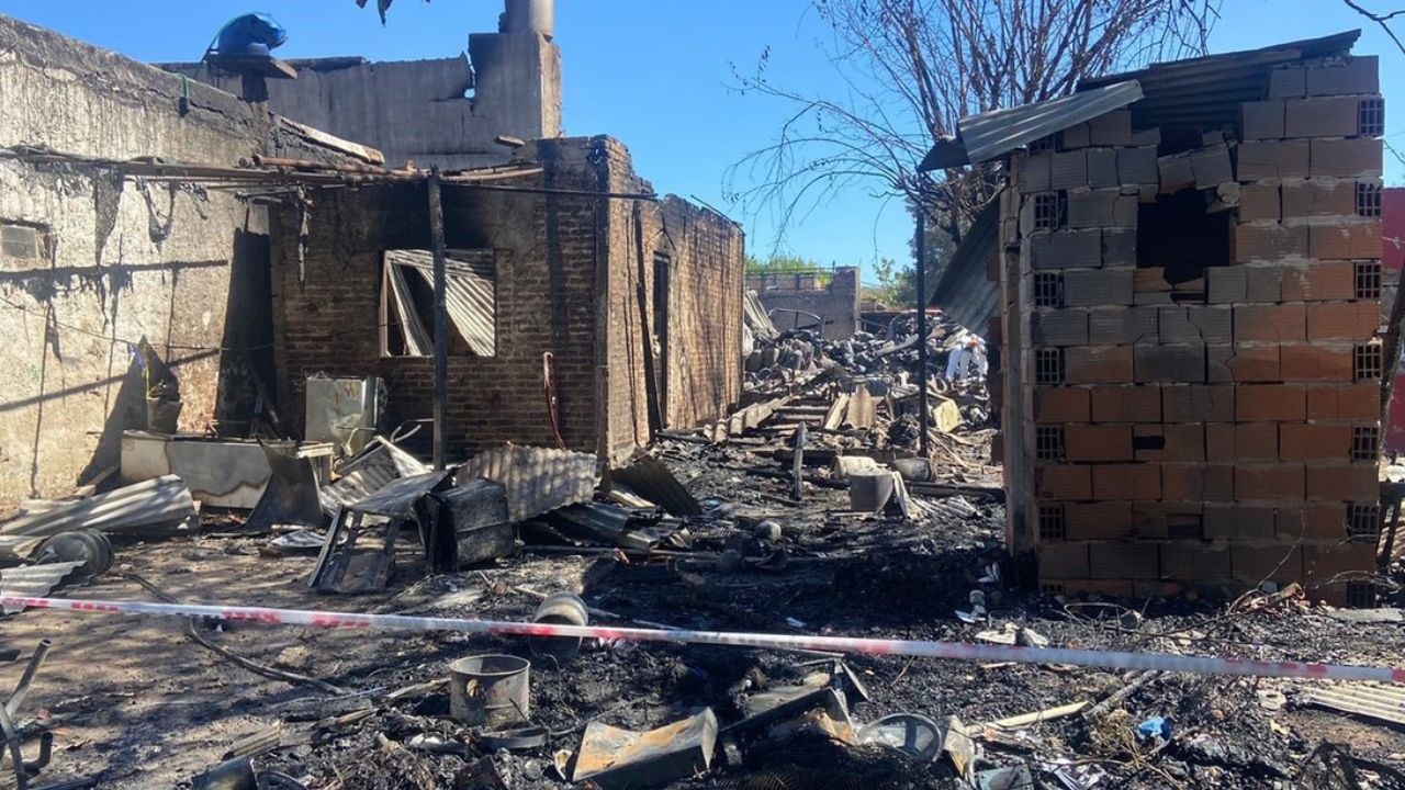 Aunque los bomberos apagaron el fuego, seguían el miedo y la angustia. Un joven de 18 años, el herido más grave. Evacuaciones y el miedo a dejar la zona por los robos.