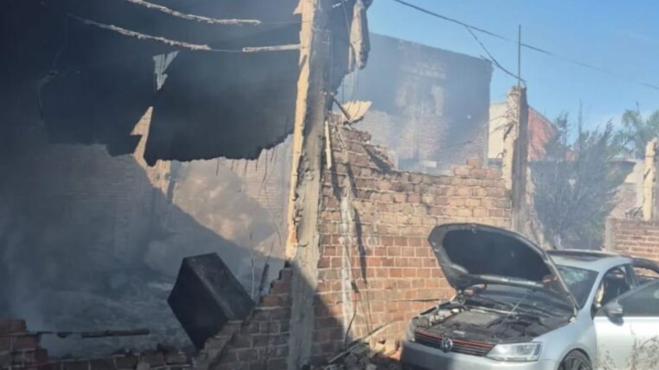 El fuego se desató en un taller de Esteban Echeverría, y un depósito. Seis vehículos y viviendas linderas se vieron afectadas.
