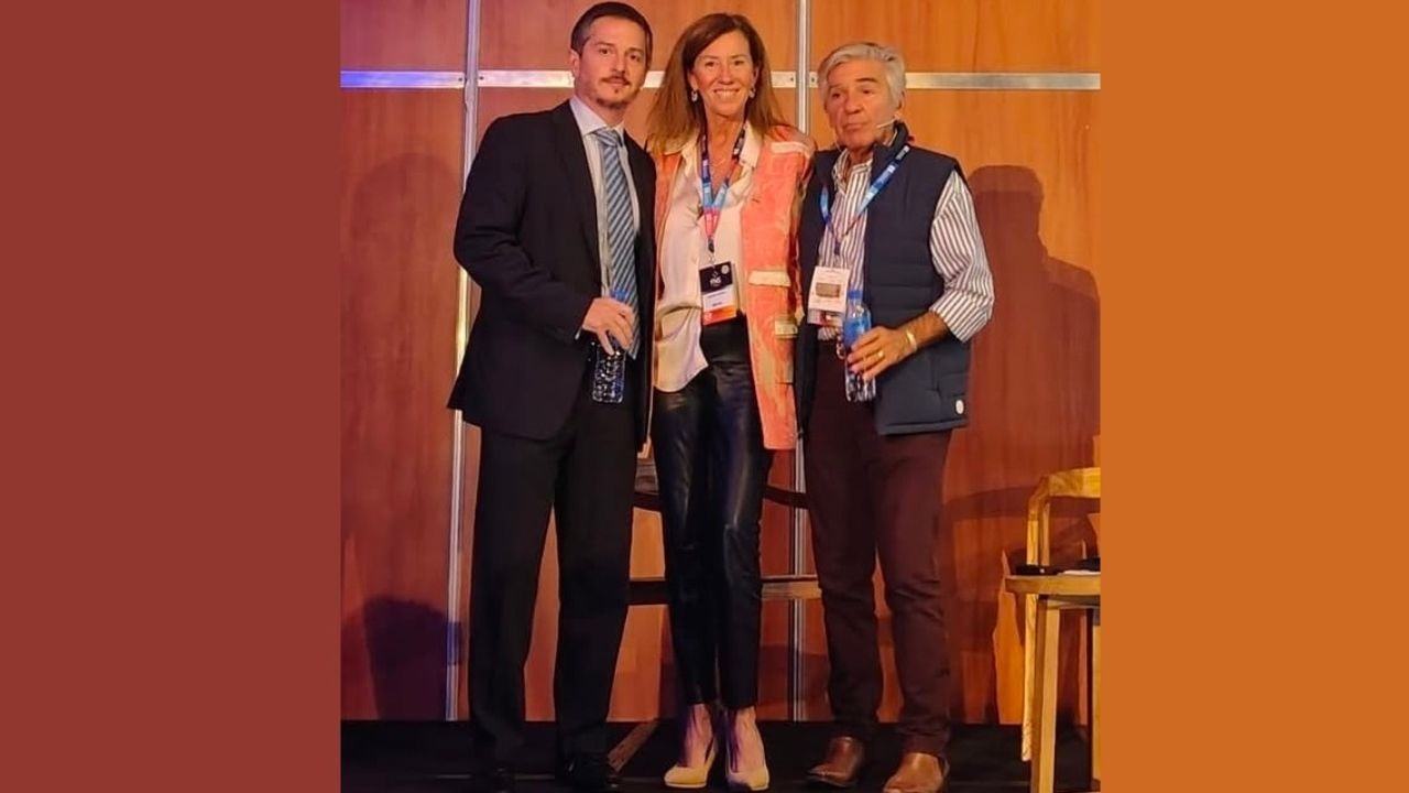 La Asociación informa que su presidente, Virginia Alarcia, y su vicepresidente, Tomás Fourcade, participaron del FNS, organizado por la AAPAS, el pasado 8 de abril.