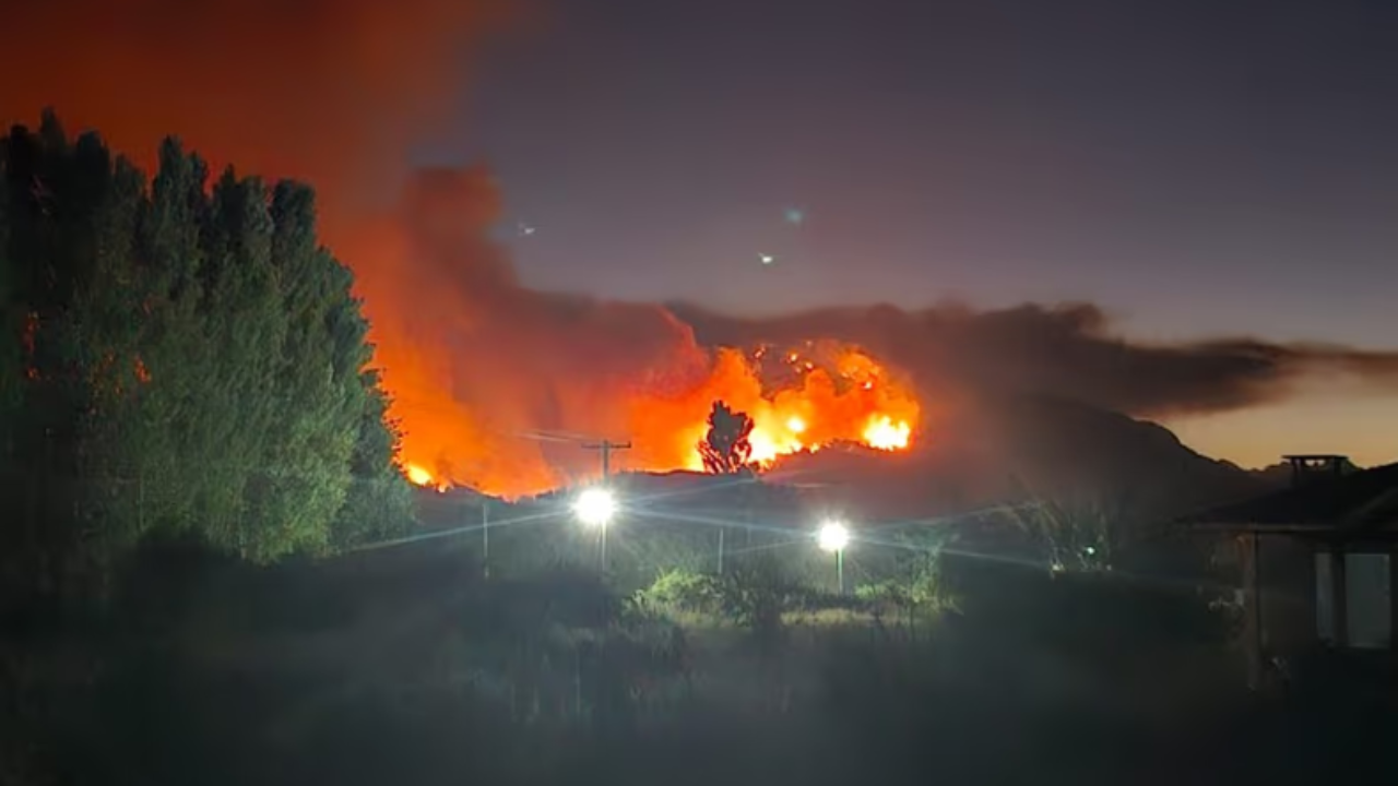 El siniestro comenzó este lunes al mediodía en la villa turística del norte de Chubut. Más de 700 personas, entre vecinos y turistas, debieron ser evacuadas. El combate continúa con brigadistas, maquinaria y medios aéreos.