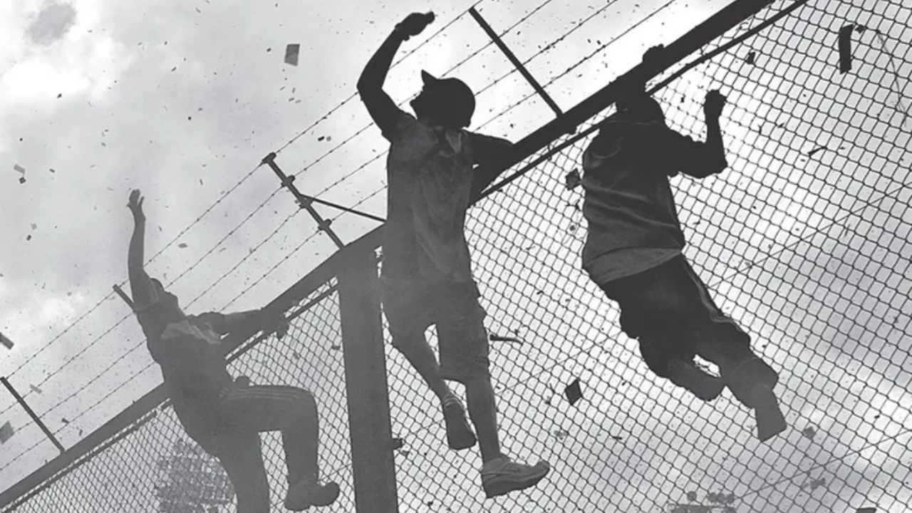 El jugador se encontraba en el banco de suplentes cuando un espectador irrumpió en el campo de juego y lo golpeó. El agresor y club fueron condenados.