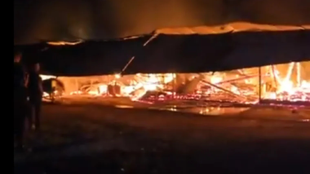 El siniestro se desató este jueves por la noche en el complejo de cabañas Shangri, ex YPF, y demandó la intervención de varias dotaciones de Bomberos.