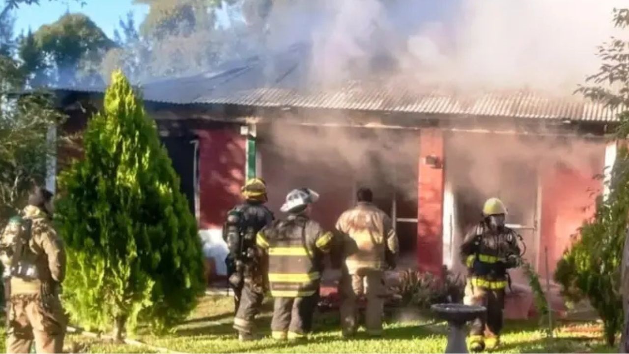 El fuego se desató durante la mañana del domingo y demandó un intenso operativo de los bomberos. No hubo personas lesionadas, pero los daños materiales fueron totales.