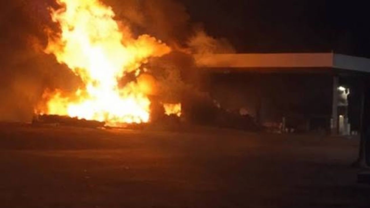 El incendio se registró anoche en una estación de servicio ubicada en el empalme de las rutas Nacional 14 y Provincial 40, en Santo Tomé. Un camión quedó completamente destruido y dos personas resultaron heridas. Varias dotaciones de bomberos trabajaron en el lugar y, por el riesgo asociado al combustible, el tránsito fue interrumpido en la zona.