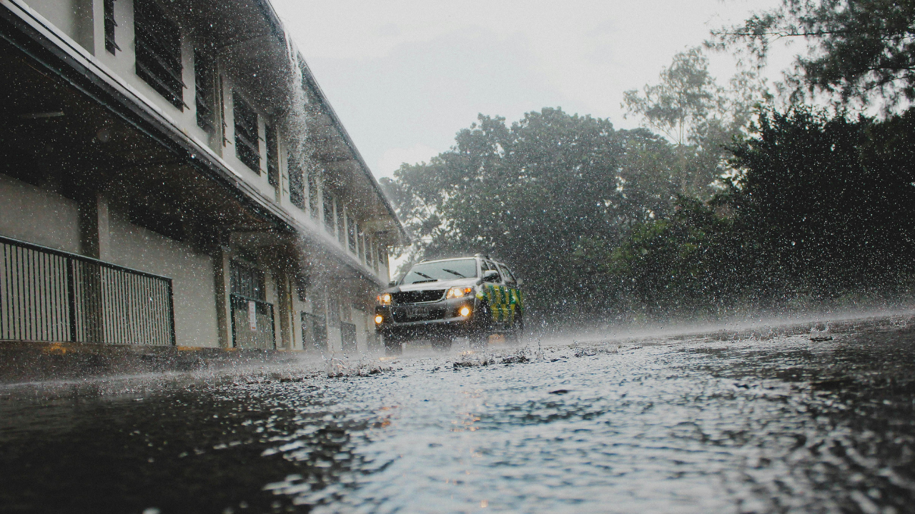 Durante los meses de altas temperaturas, las tormentas de verano se convierten en un fenómeno habitual, entérate qué medidas tomar para reducir riesgos y daños.