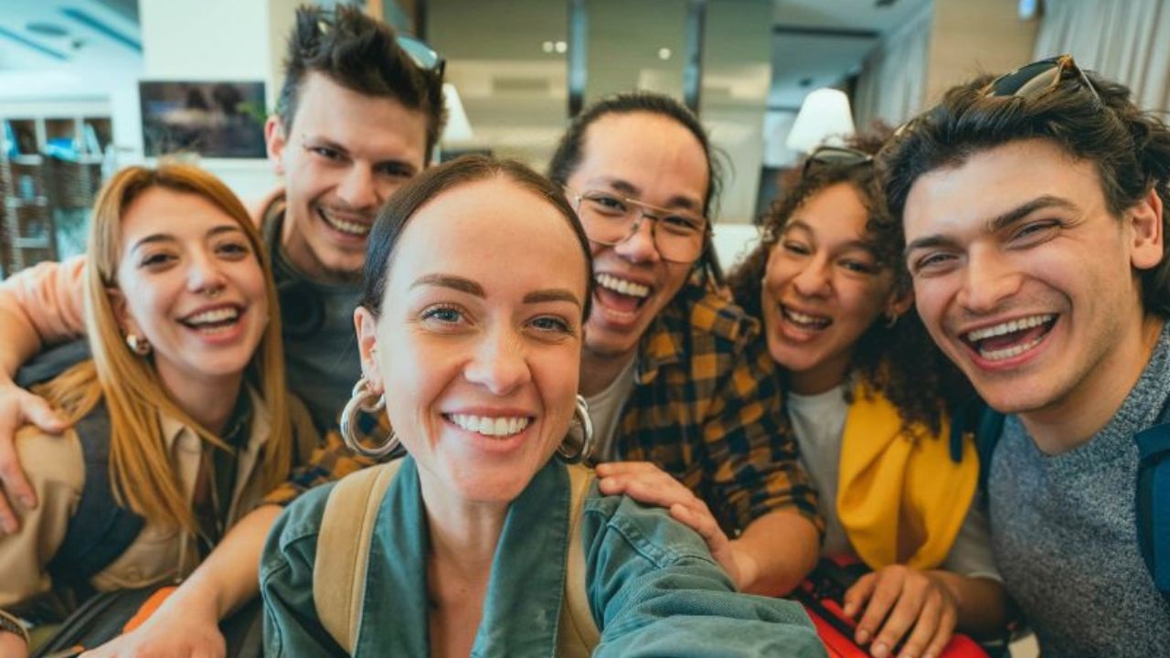 La propuesta prioriza flexibilidad, autonomía y soluciones de salud más accesibles, con descuentos en farmacias, asistencia médica online y presencial.