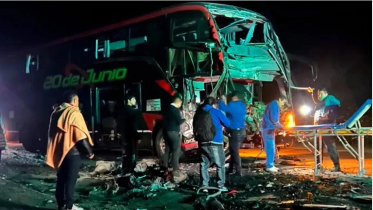 El violento choque ocurrió en la Ruta Nacional 9. Uno de los choferes quedó atrapado entre los fierros torcidos.