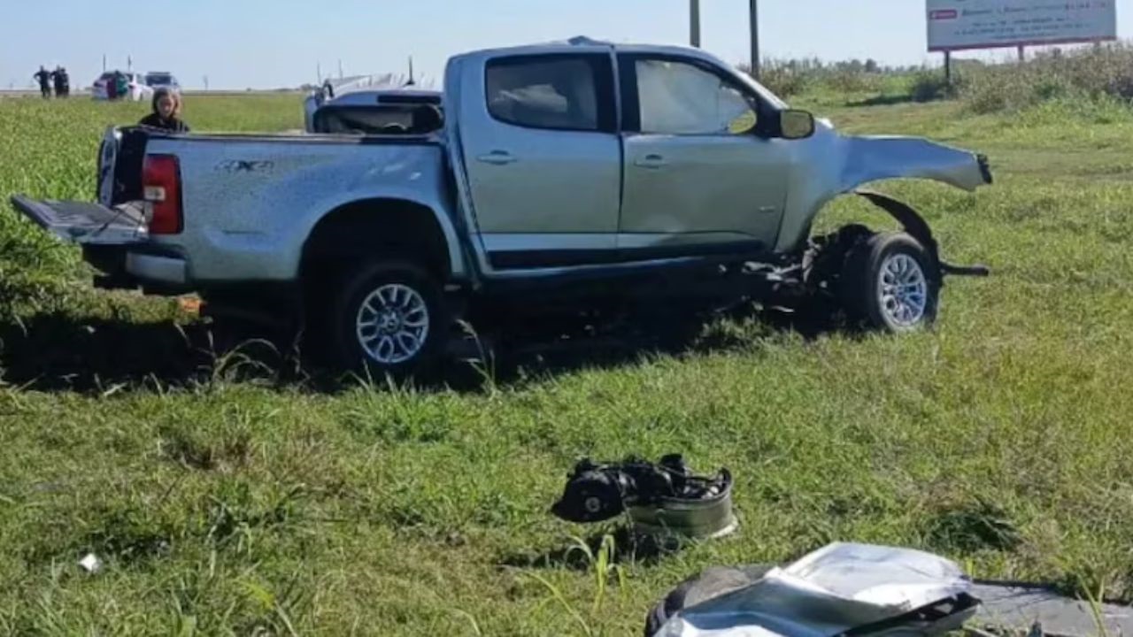 El impacto contra una camioneta mató a cuatro integrantes de una familia, entre ellos dos niños, que se dirigían a competir en un torneo de fútbol infantil.