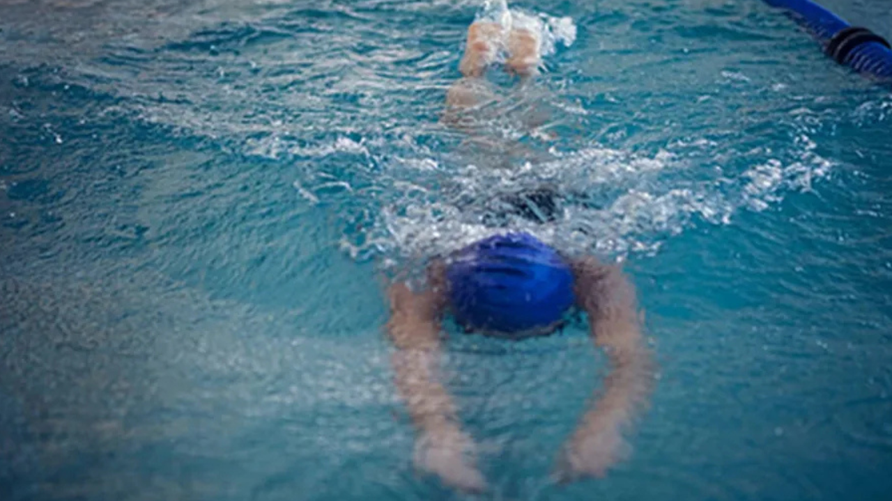 El trágico hecho ocurrió el 22 de diciembre de 2023 durante una clase en la pileta municipal de General Roca. El menor tenía 11 años.