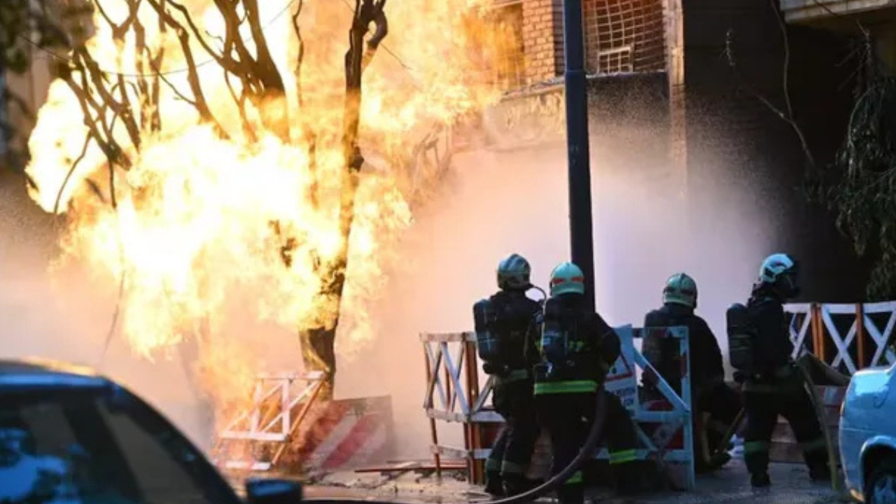 El hecho sucedió sobre la calle Riglos y Formosa. Bomberos de la Ciudad y personal de Metrogas lograron contener el siniestro. Una persona sufrió fuertes quemaduras y tuvo que ser trasladada al hospital Durand.