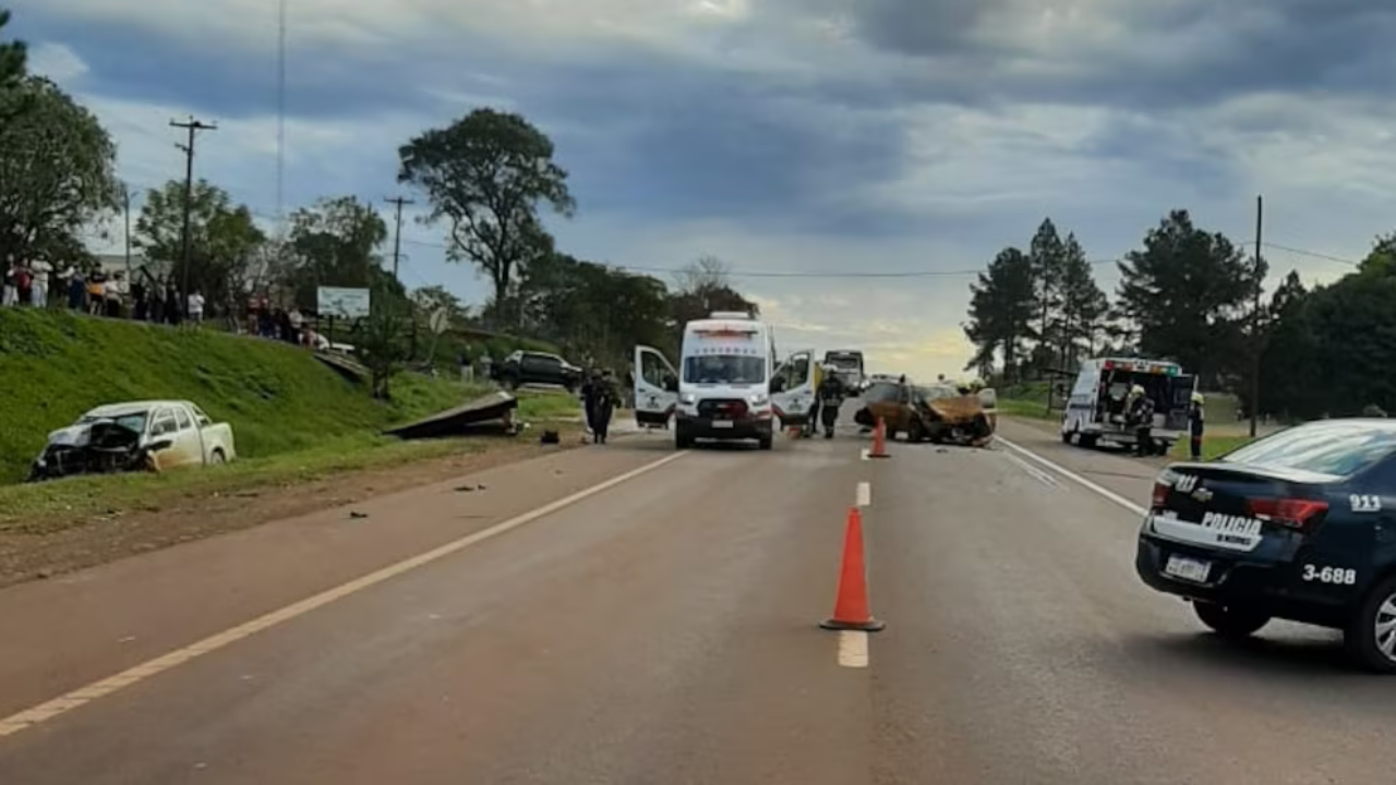 Una camioneta impactó contra un auto en San Vicente. Una mujer que caminaba por la zona también resultó herida.