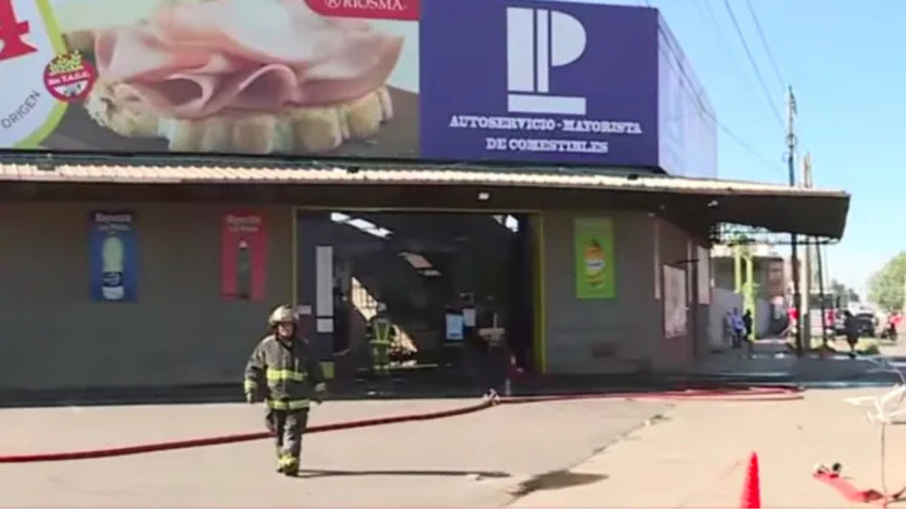 Hizo falta al menos 22 dotaciones de bomberos para controlar el incendio, que terminó por destruir el edificio al 100%.