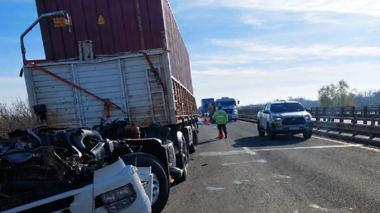 Ocurrió en el kilómetro 67 de la ruta nacional 14 a la altura del río Gualeguaychú. Hay dos heridos en estado reservado y hay tránsito asistido.