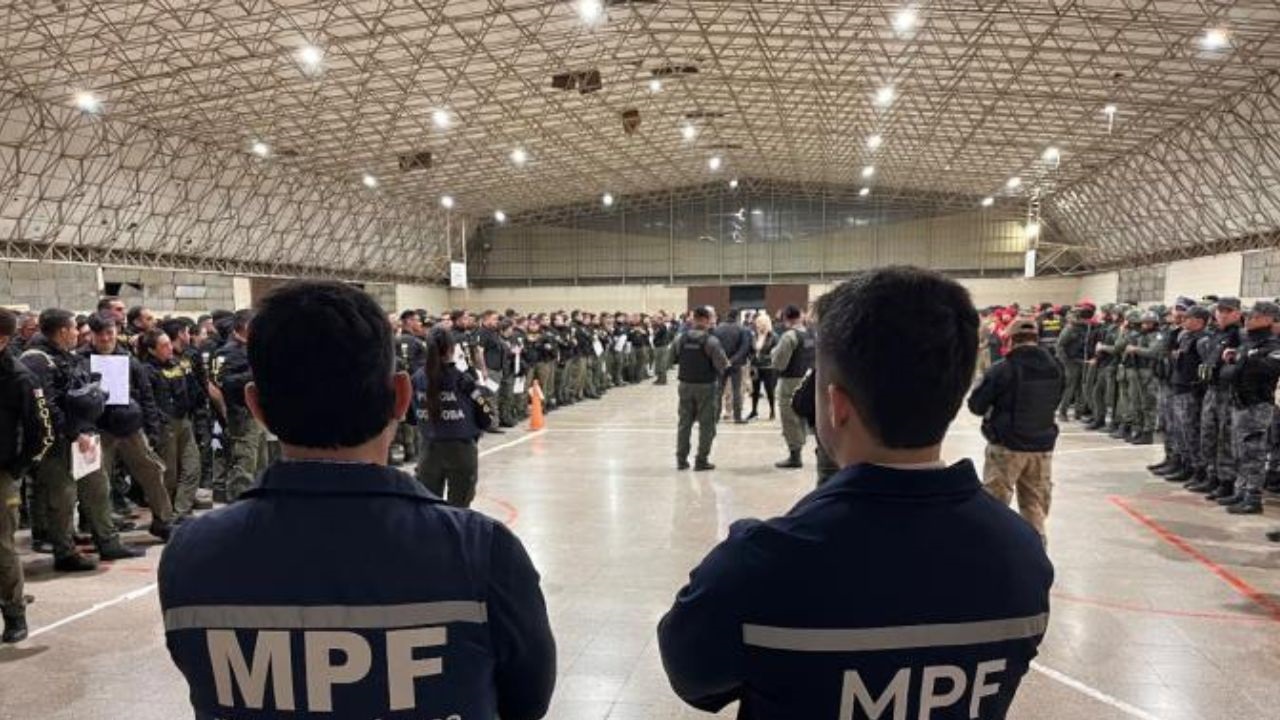 Tres detenidos en la capital tucumana y catorce allanamientos en Córdoba fueron el resultado de una investigación de nueve meses que sacó a la luz una red criminal dedicada a la sustracción de vehículos, el uso de tecnología de encendido y el tráfico hacia el país vecino.
