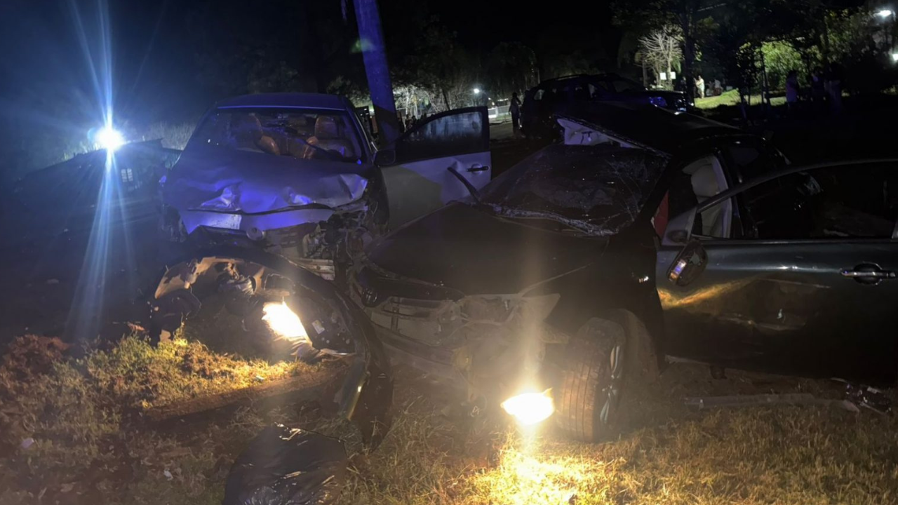 Un joven de 26 años falleció y otro de la misma edad resultó herido de gravedad el pasado viernes, al colisionar frontalmente contra otro automóvil en el que viajaban dos muchachos, uno de ellos alcoholizado, quienes quedaron detenidos porque además conducían un vehículo robado.