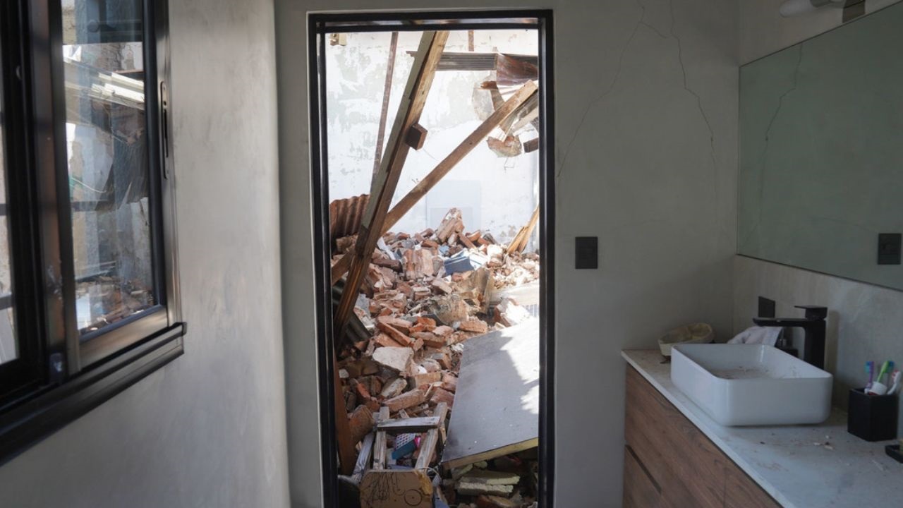 En varias de las casas afectadas persisten los peligros y los vecinos dicen que no tienen ayuda ni respuestas. Problemas con los servicios y temor por la inseguridad.