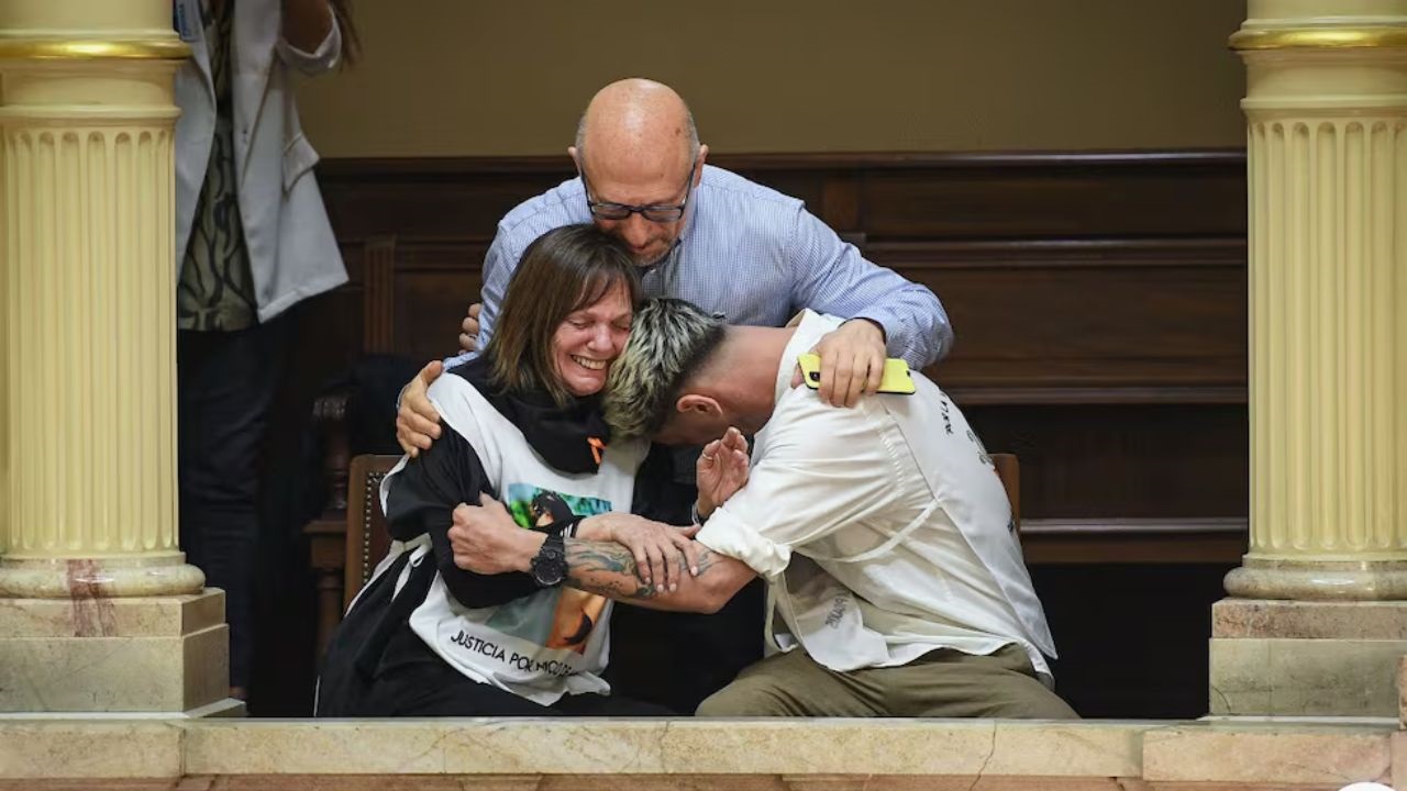 Gabriela Covelli reconstruyó ante Buenos Aires/12 nueve años de lucha tras perder a su hijo Nicolas Deanna por mala praxis. Detalló el proceso judicial y la transformación del reclamo en política sanitaria. “Si tu vida derramó tanto amor, que tu partida sirva para salvar a otros”, expresó como reflexión.