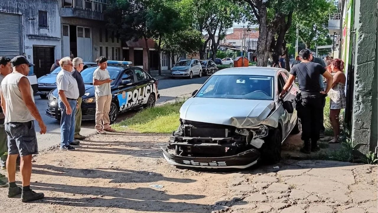 Este martes por la mañana en San Nicolás al 2400, la joven perdió el control del vehículo y chocó contra un auto, un contenedor y varios inmuebles; fue aprehendida y no se registraron heridos de gravedad.