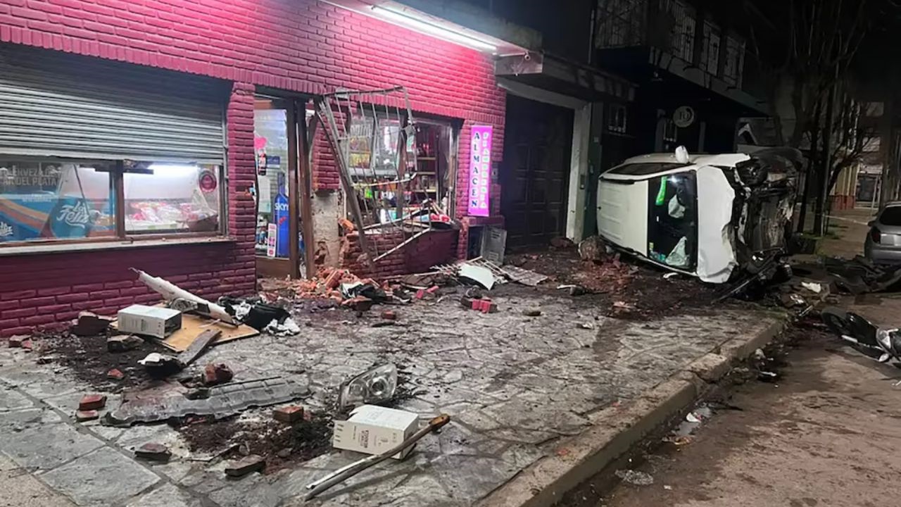 El siniestro ocurrió durante la madrugada en el cruce de Cerrito y Magallanes de la ciudad costera. Las víctimas se encontraban en la vereda del comercio.