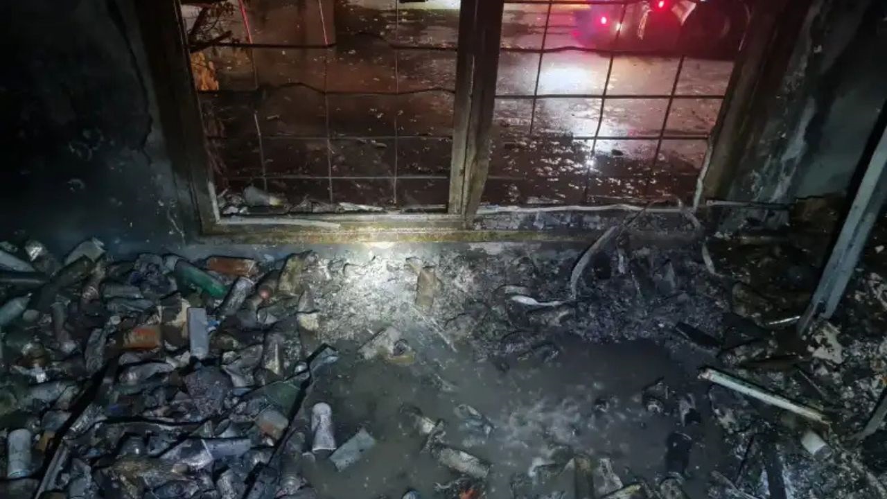 El siniestro ocurrió durante la madrugada del sábado en la intersección de las calles Pellegrini y O’Brien. Bomberos Voluntarios y del Cuartel Central trabajaron para controlar las llamas. Se registraron daños totales en la planta alta, pero no hubo heridos.