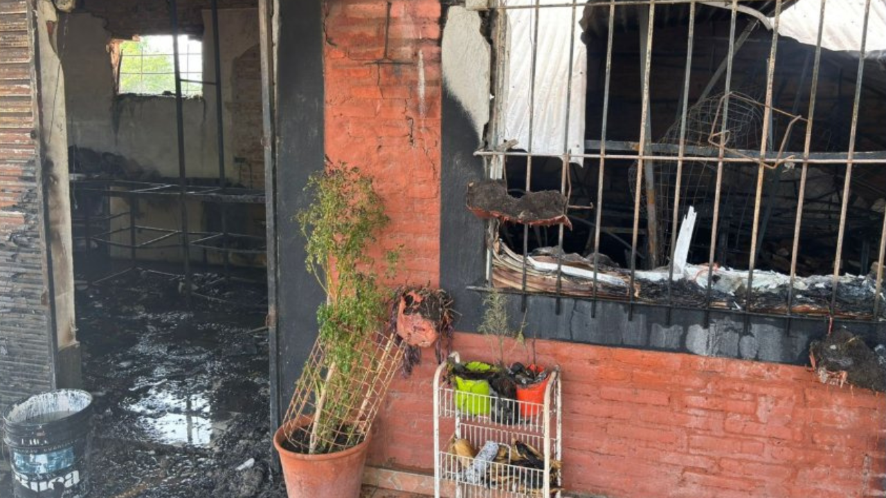 El fuego se habría iniciado por un cortocircuito. Los damnificados recibieron ayuda de vecinos, bomberos y policías.