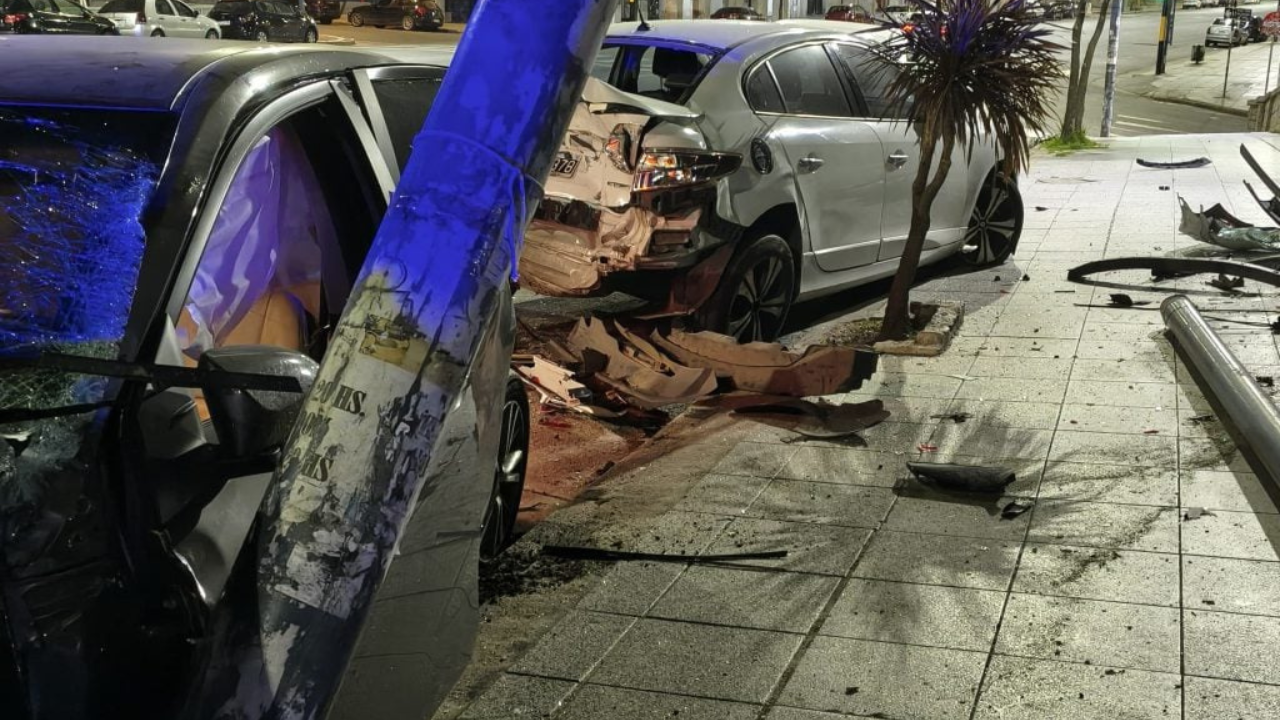 Sucedió en Peralta Ramos entre Alsina y Olavarría. El conductor iba a gran velocidad al momento de despitarse y chocar tres automóviles y una columna de alumbrado.