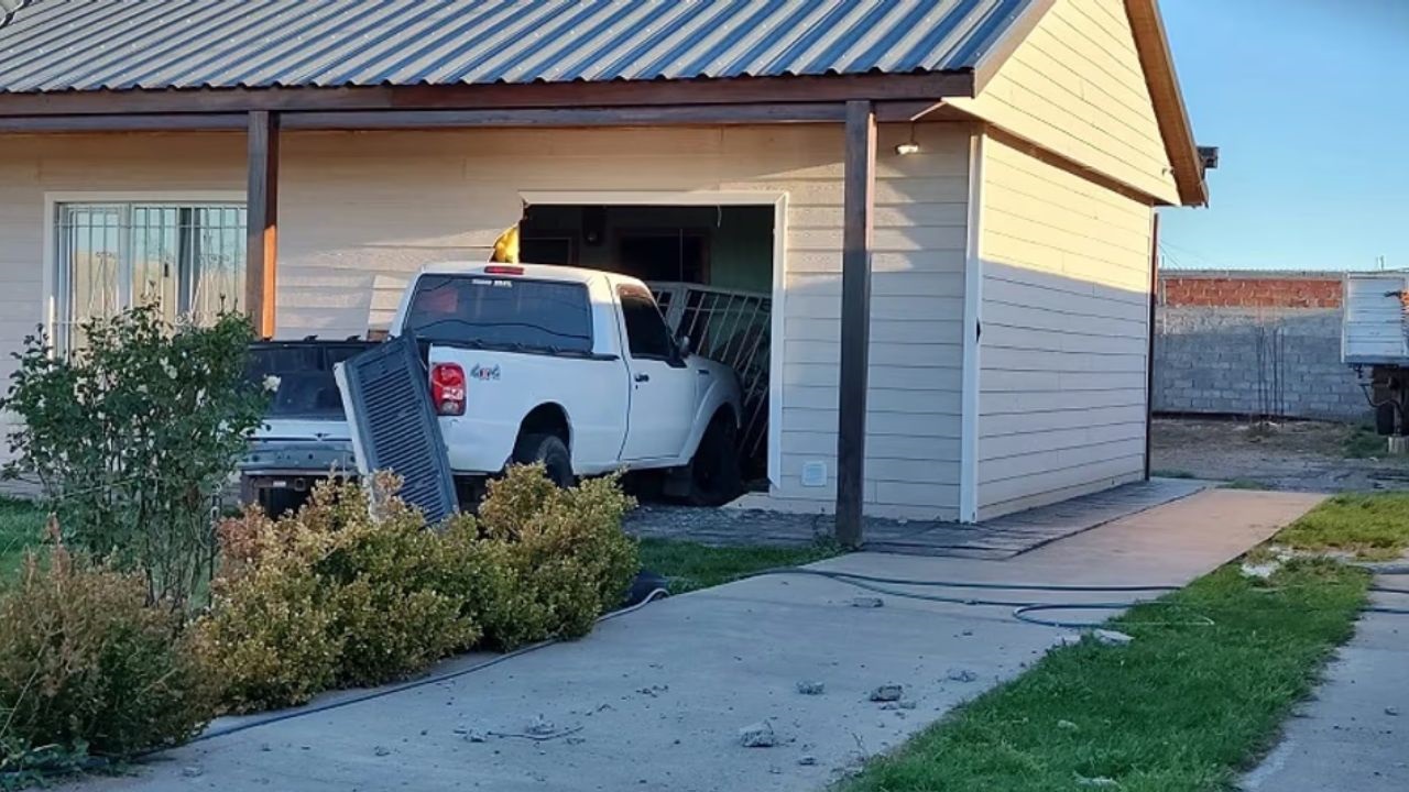 Tras colisionar con otro vehículo, el conductor de una camioneta cruzó la calle, derribó una reja y provocó importantes daños materiales en una vivienda en Santa Cruz.