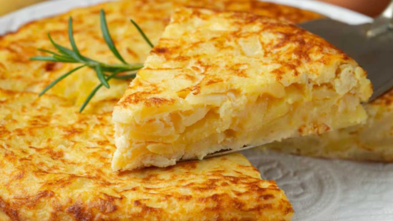 Una cena cotidiana terminó envuelta en un inquietante manto de misterio en La Plata, por el consumo de un alimento en aparente mal estado. De acuerdo a lo que se pudo reconstruir, quienes estaban sentados a la mesa, un hombre y una mujer, acababan de colocar la tortilla que habían comprado en un local gastronómico de la zona de Plaza Rocha, cerca de su domicilio.