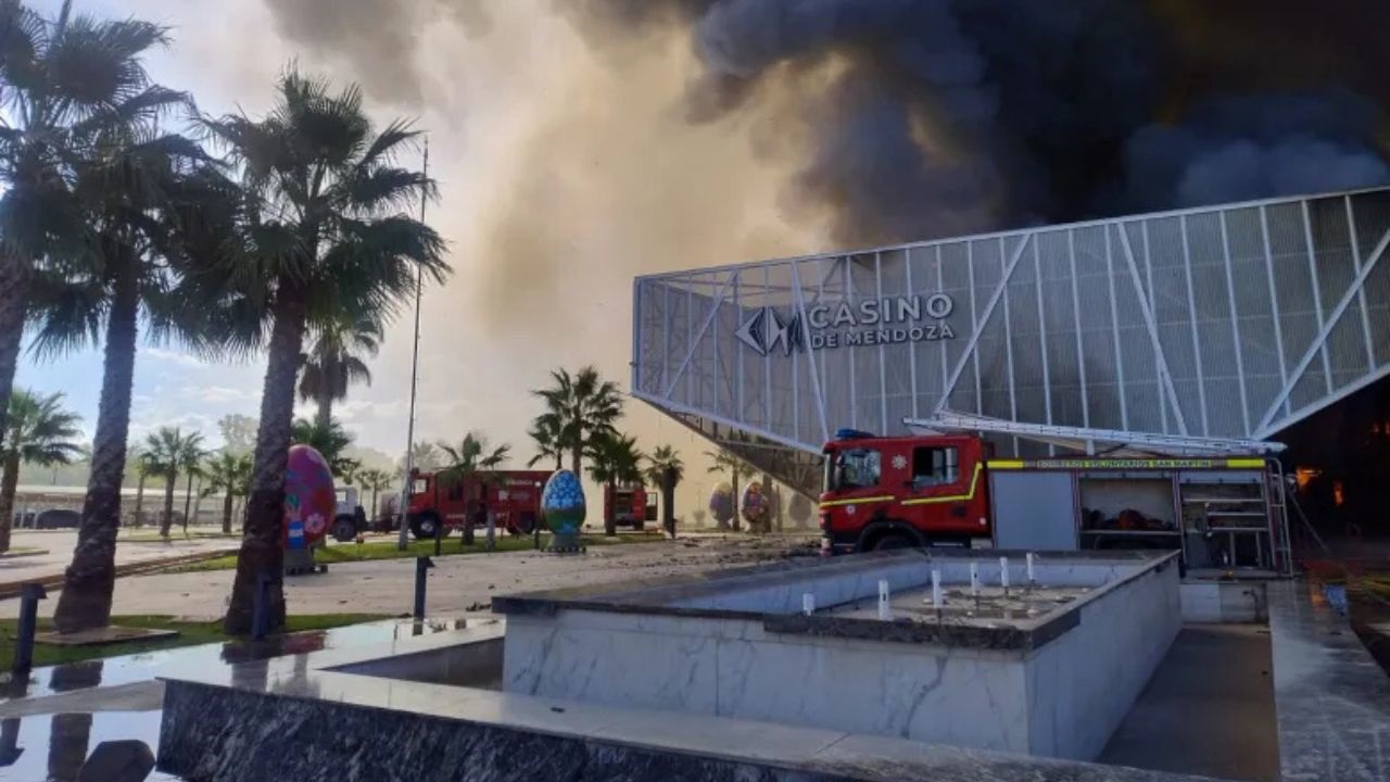 El siniestro se desató durante la tarde. Varias dotaciones de bomberos trabajaron en el lugar para evitar que las llamas se propagaran.